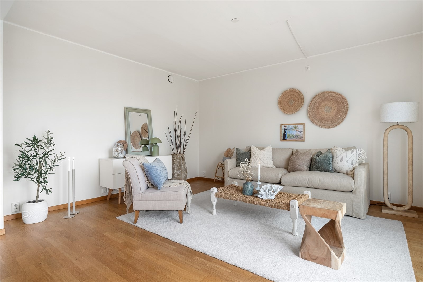 Stuen er på 24,5 m², med gode møbleringsmuligheter. Galleribilde