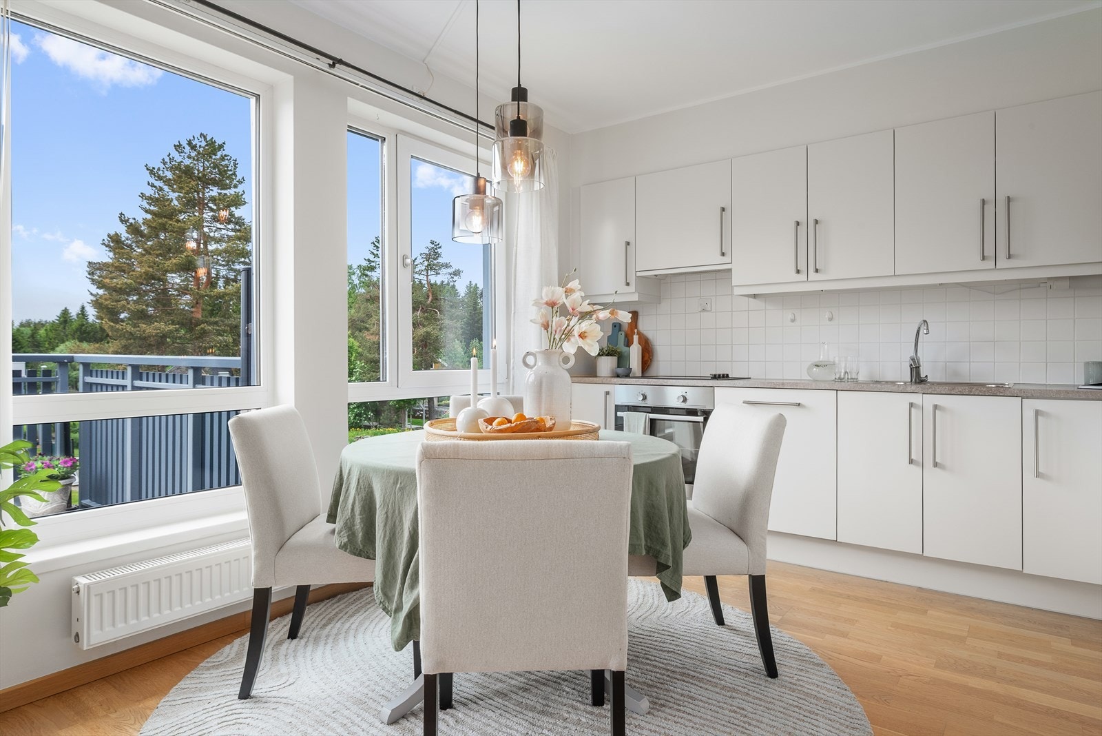Kjøkkenet er holdt i lyse farger, og de store vindusflatene sørger for rikelig med naturlig lysinnslipp. Galleribilde