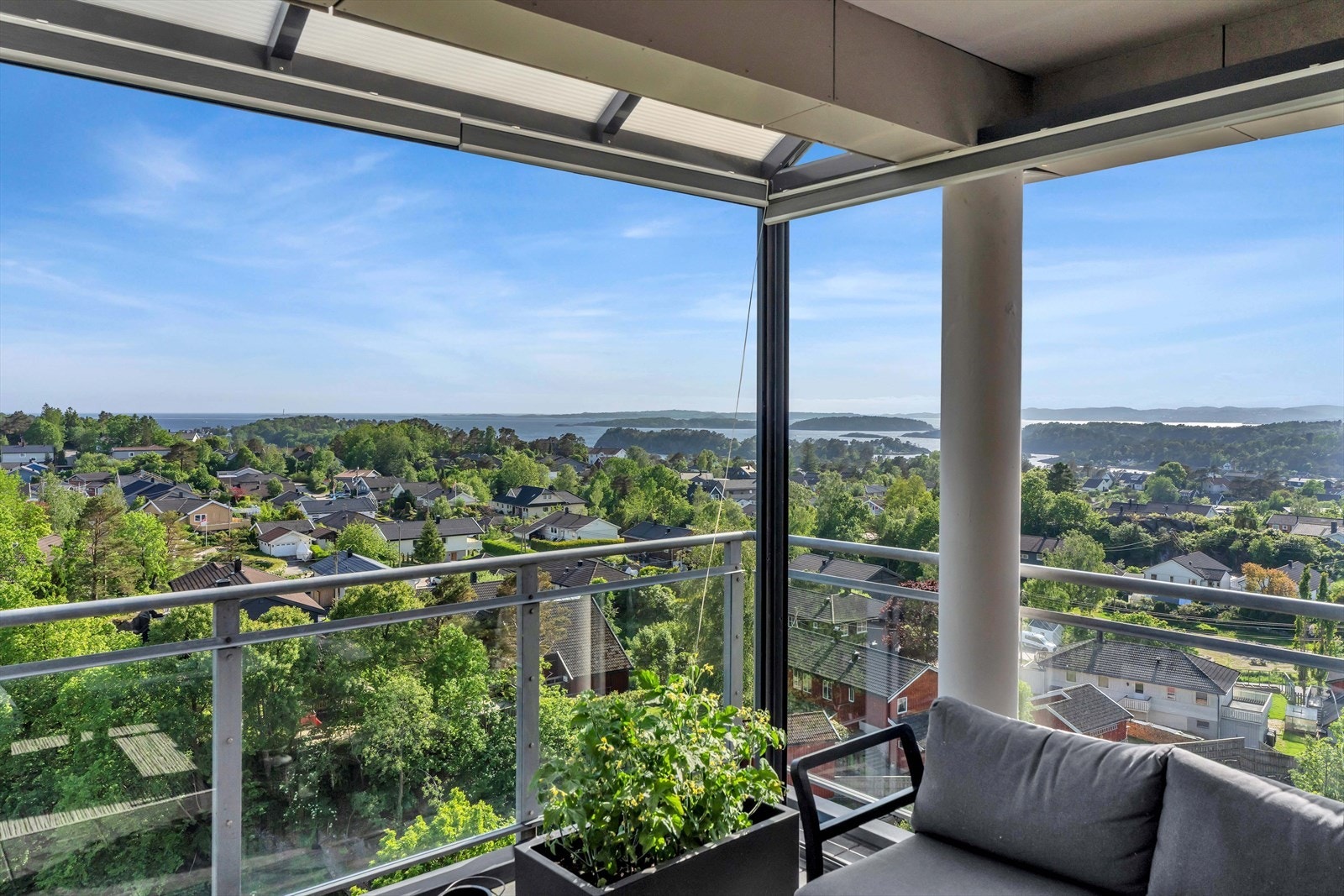 Velkommen til Fidjeåsen 20 - en stor og påkostet leilighet i 5. etasje med fantastisk sjøutsikt! Balkongen er innglasset og kan åpnes og lukkes ved behov Galleribilde