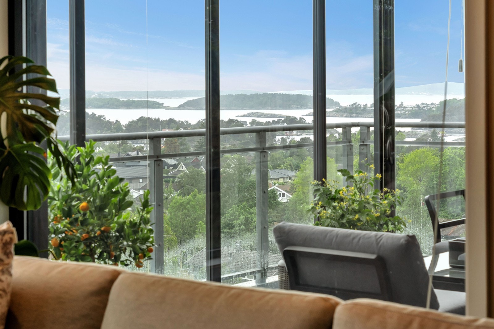 Fra leiligheten har du fantastisk utsikt over Byfjorden og innseilinga til Kristiansand - bedre utsiktspost skal man lete lenge etter! Galleribilde