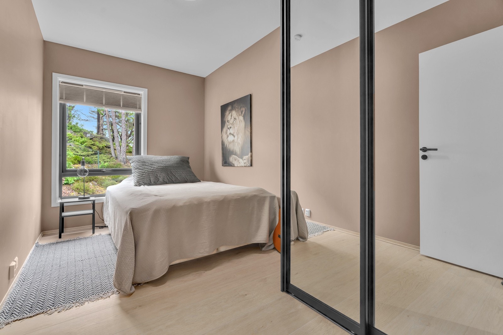 Soverom nr 2 er også av god størrelse og har skyvedørsgarderobe Galleribilde