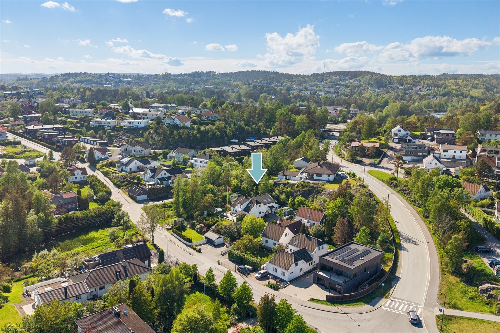 Beliggende i rolig og etablert boligområde ca. 5 min gange fra sentrum, med kort vei til barneskole, butikk og bussholdeplass, samt populært friområde og badeplass ved sjøen. Galleribilde