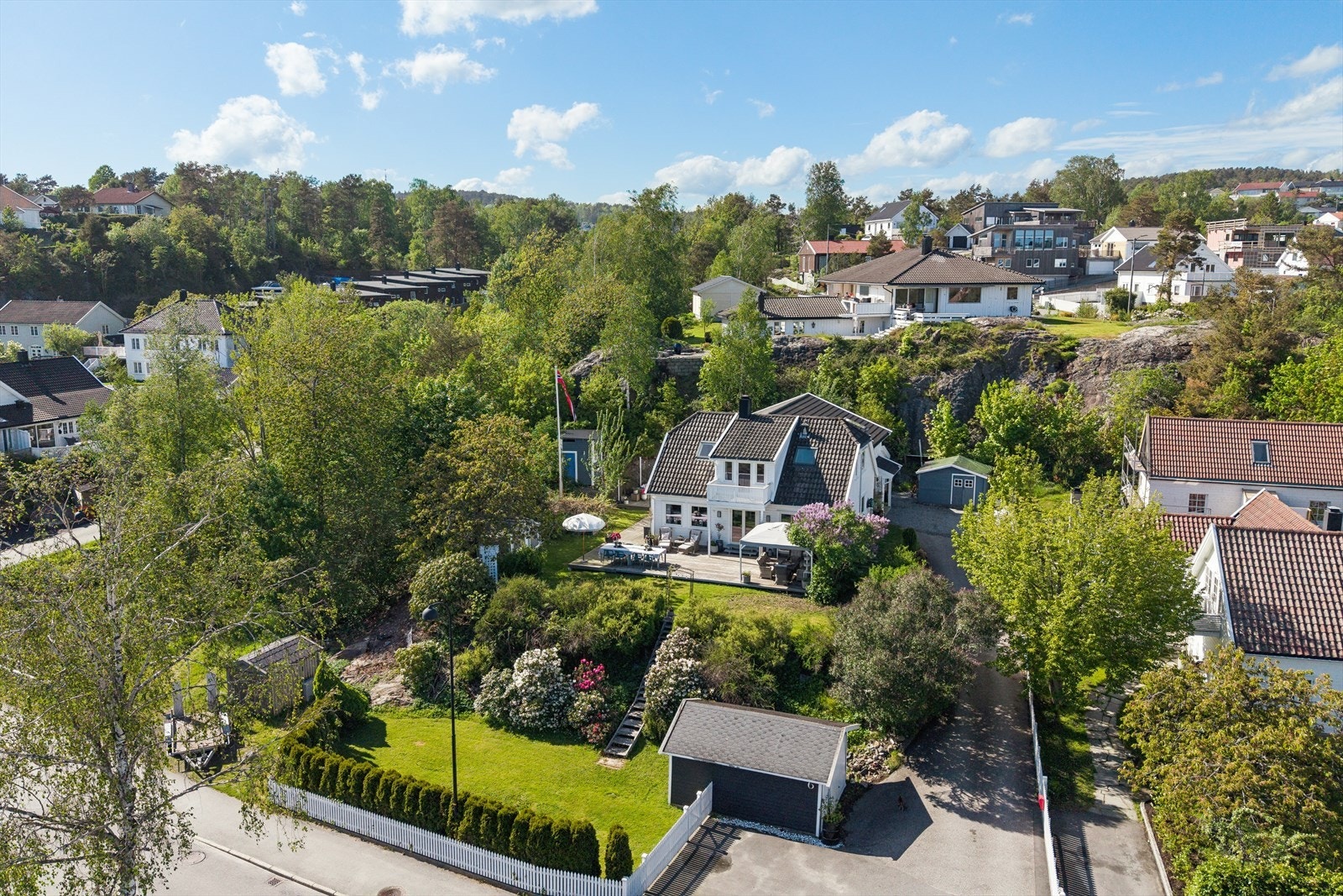 En innholdsrik og velholdt enebolig på en stor, solrik tomt på ca 1,4 mål med pent opparbeidet hage. Galleribilde