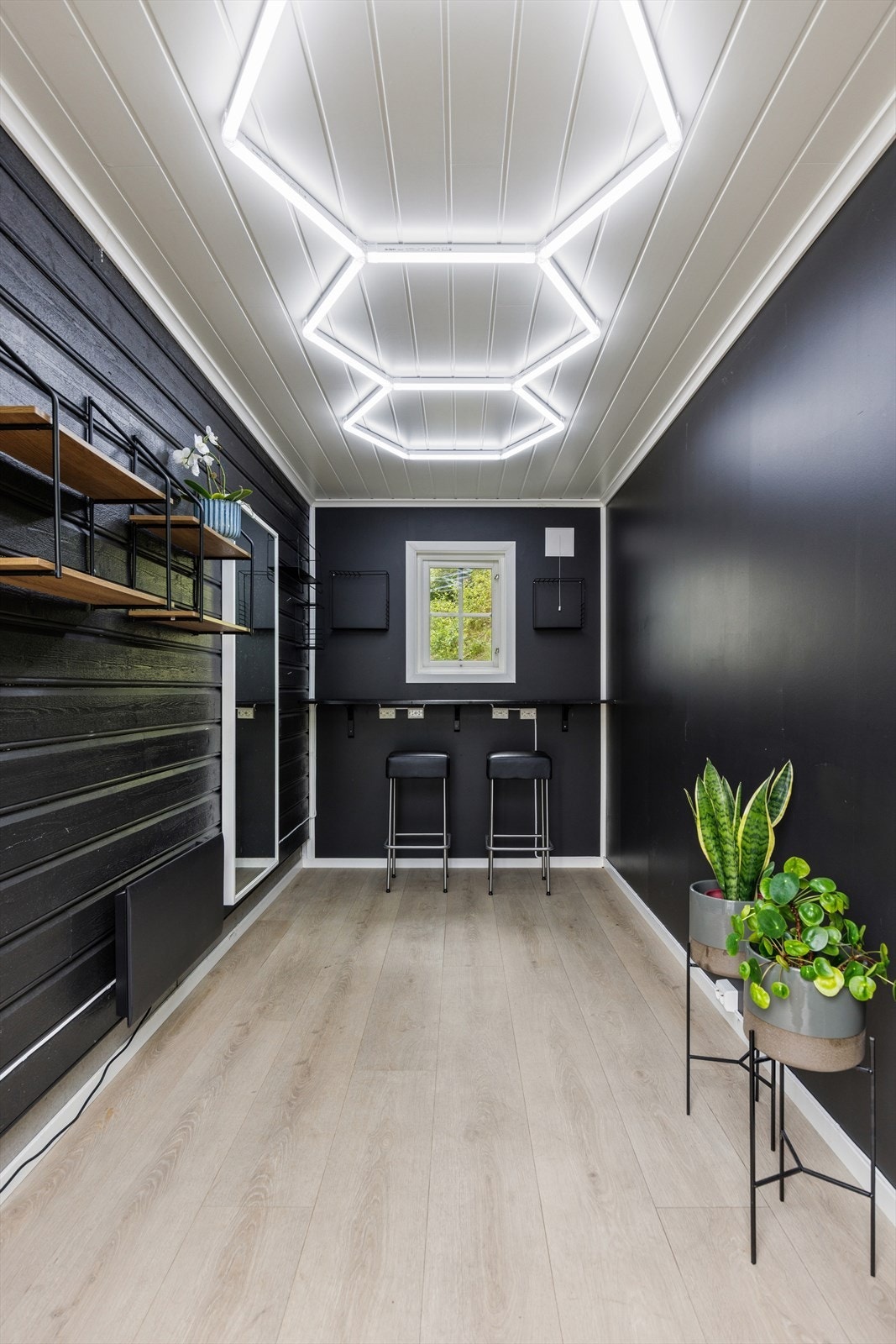 Utvendig bod i tilbygg. Galleribilde