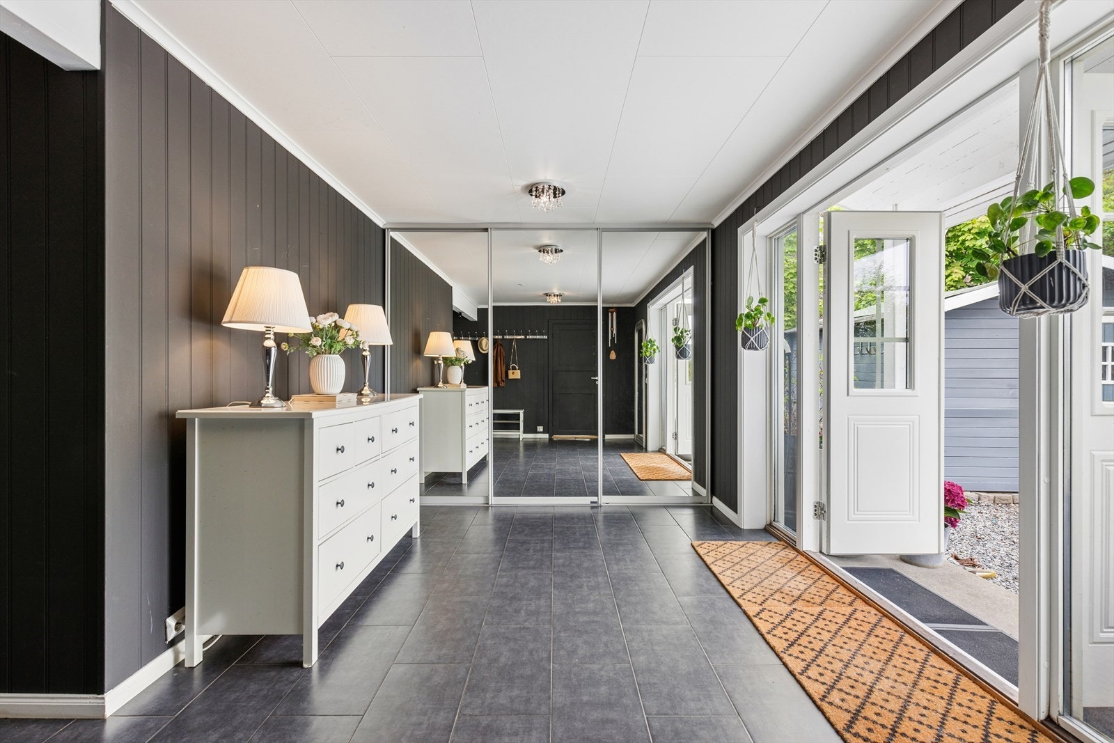 Romslig entré med god plass og rikelig oppbevaring- godt egnet for både små og store familier, eller for deg som ønsker litt ekstra komfort i hverdagen. Galleribilde
