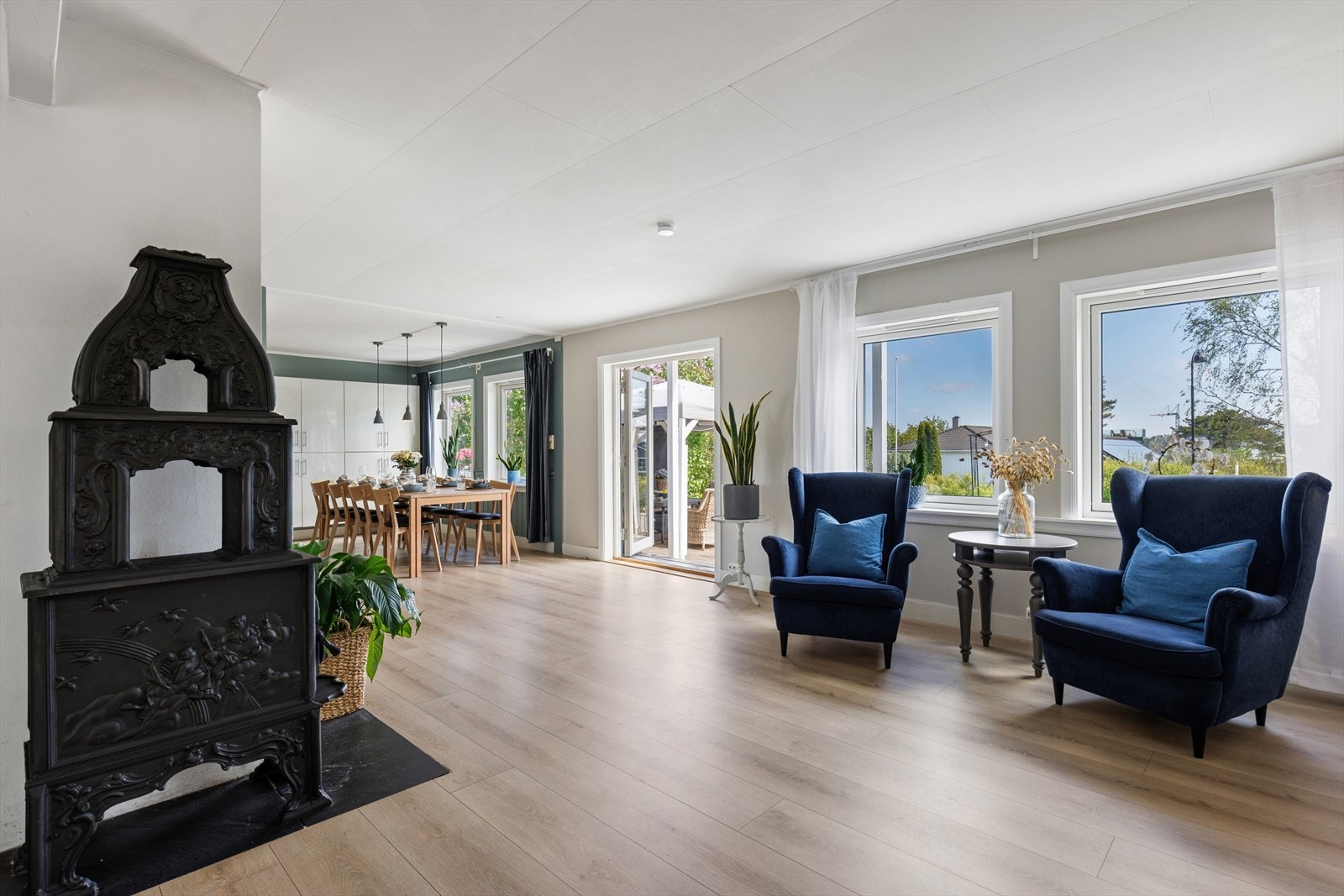 Velkommen inn i en lys og innbydende stue med gode vindusflater og vedovn som skaper lun stemning i vintersesongen. Galleribilde