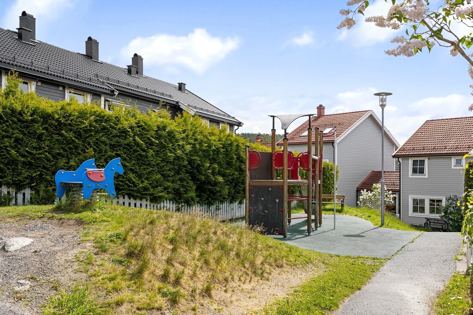 Meget barnevennlig område med kort og trygg vei til barnehager og skoler. Galleribilde
