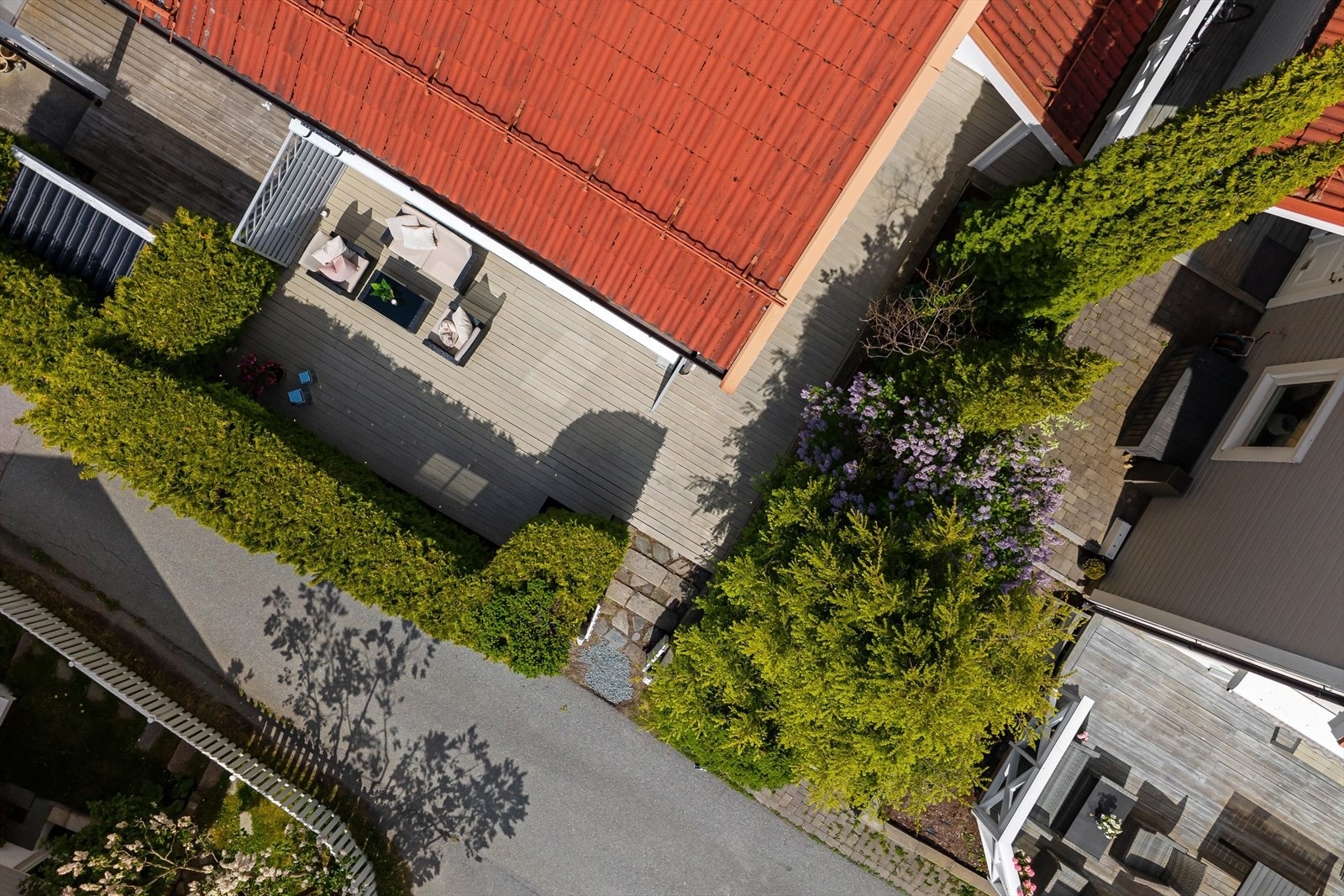 Enderekkehus med flotte uteområder. Nymalt fasade i 2025. Galleribilde