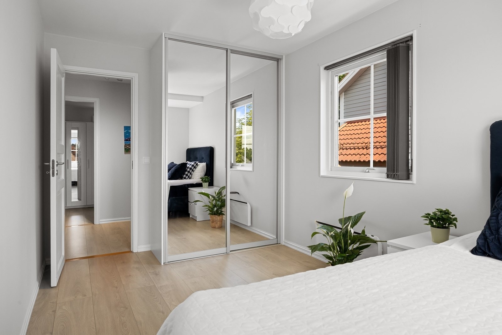 Praktisk skyvedørsgarderobe med mye oppbevaringsplass. Galleribilde