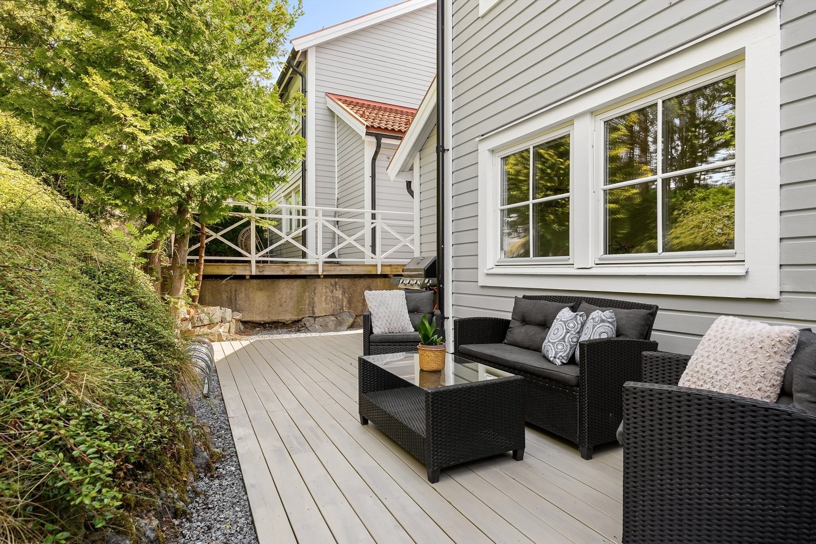 Nord-vendt markterrasse på ca. 17 m² med adkomst via platting. Galleribilde