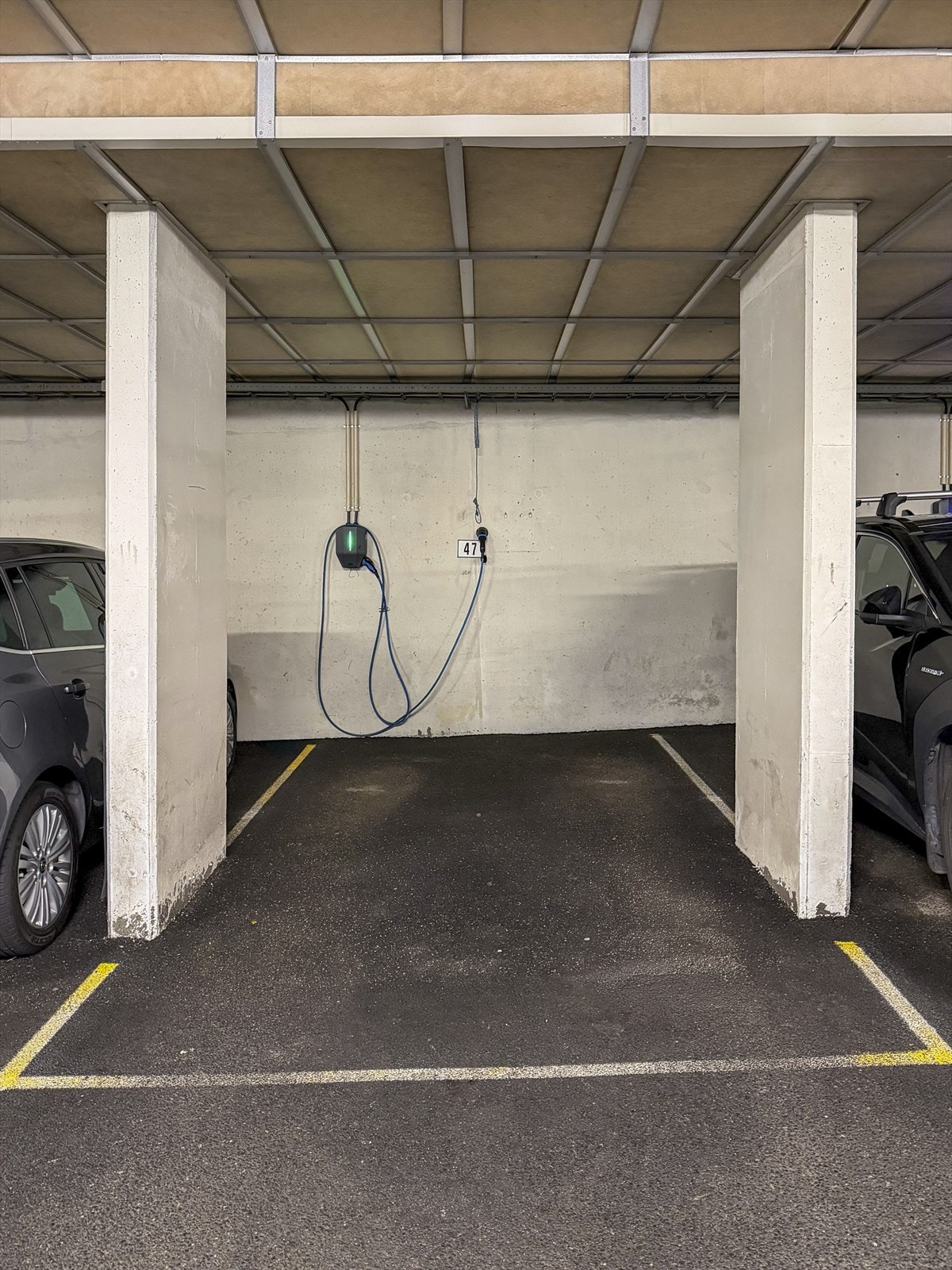 Boligen disponerer garasjeplass med el-billader i felles garasjeanlegg. Galleribilde