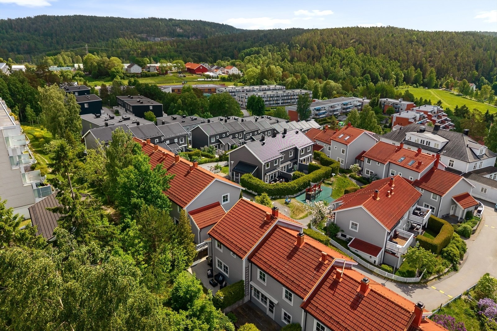 Naturskjønne omgivelser med nærhet til kollektivtransport og en rekke fasiliteter. Galleribilde