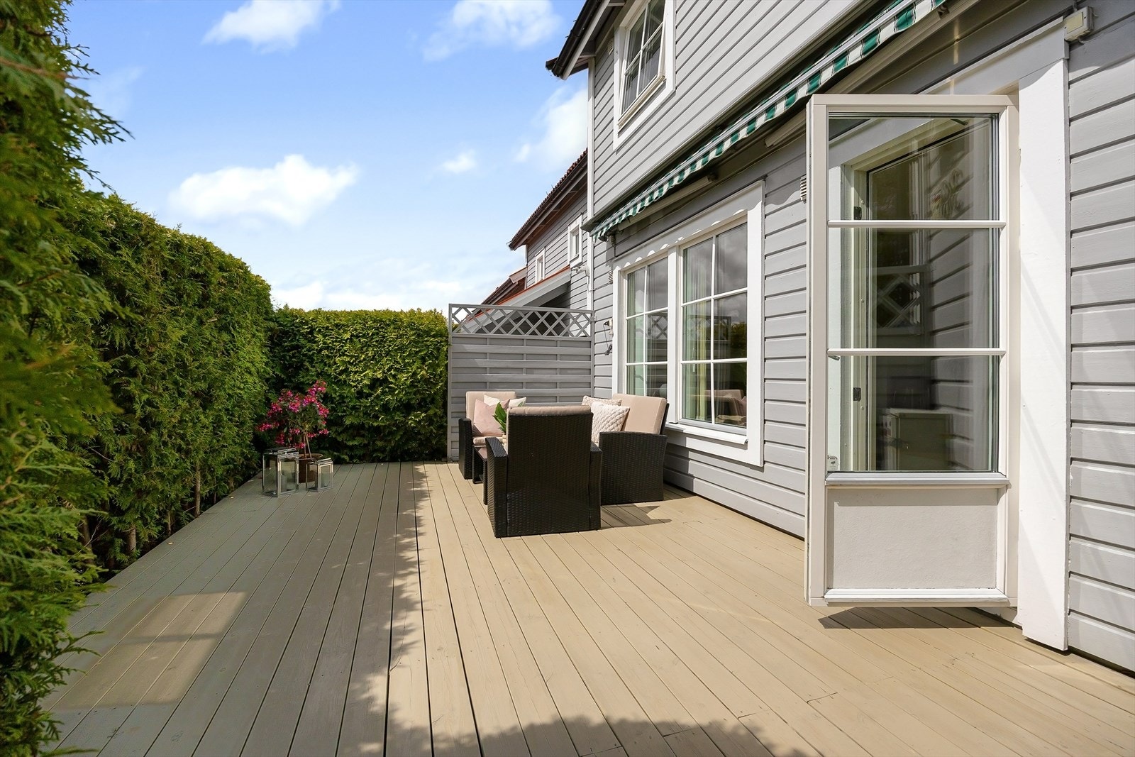Direkte utgang fra stuen til en sør-vendt markterrasse på ca. 24m. Her har man god plass til utemøbler og grill. Galleribilde