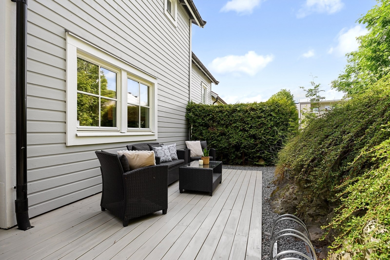 Her har man god plass til sittegrupper og grill. Galleribilde