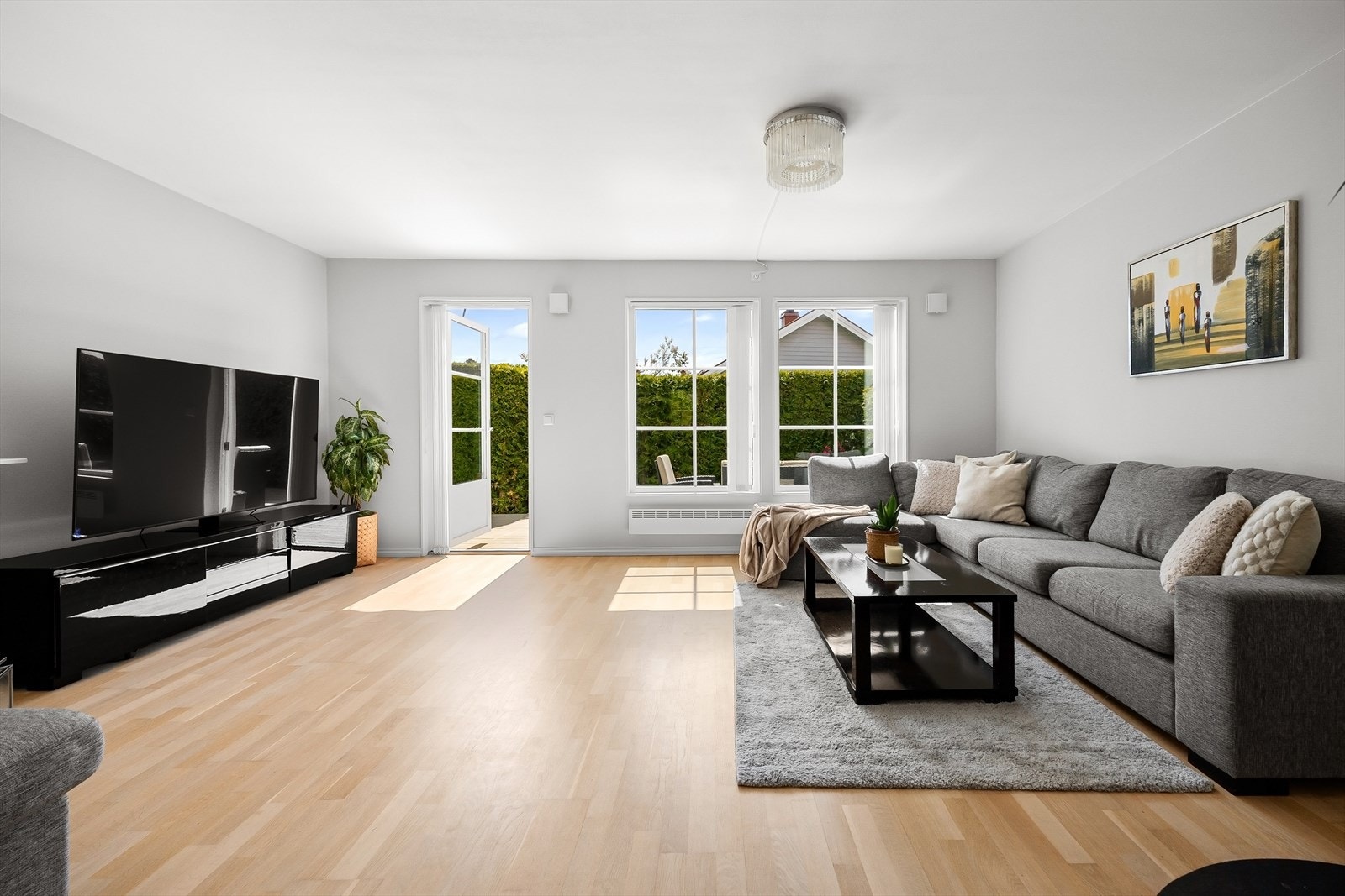 Her får kjøper gleden av fine løsninger, solrike uteplasser, mye oppbevaringsplass, og svært barnevennlig nabolag. Galleribilde