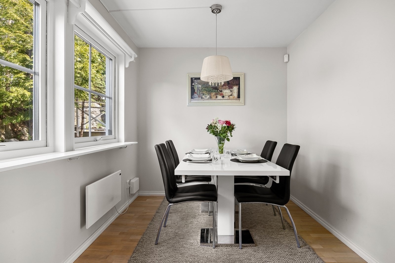 Hyggelig spisestue med herlig utsyn mot det grønne. Galleribilde