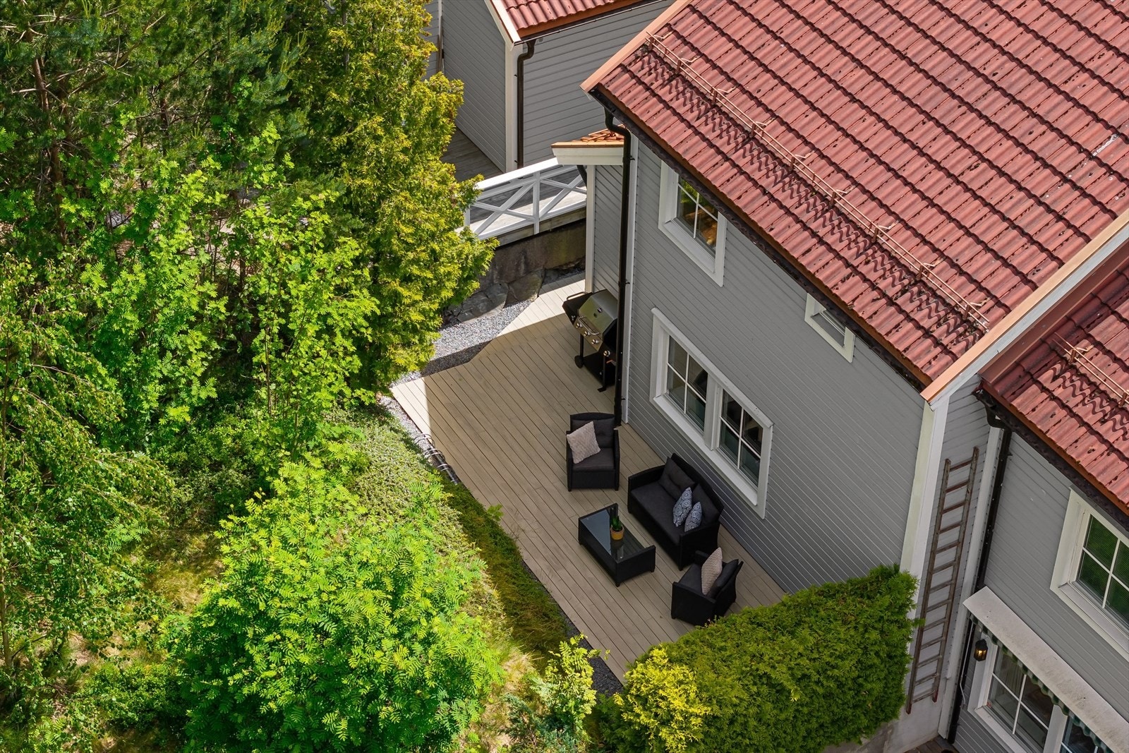 Boligen har flotte uteområder som oppleves som privat og skjermet. Galleribilde