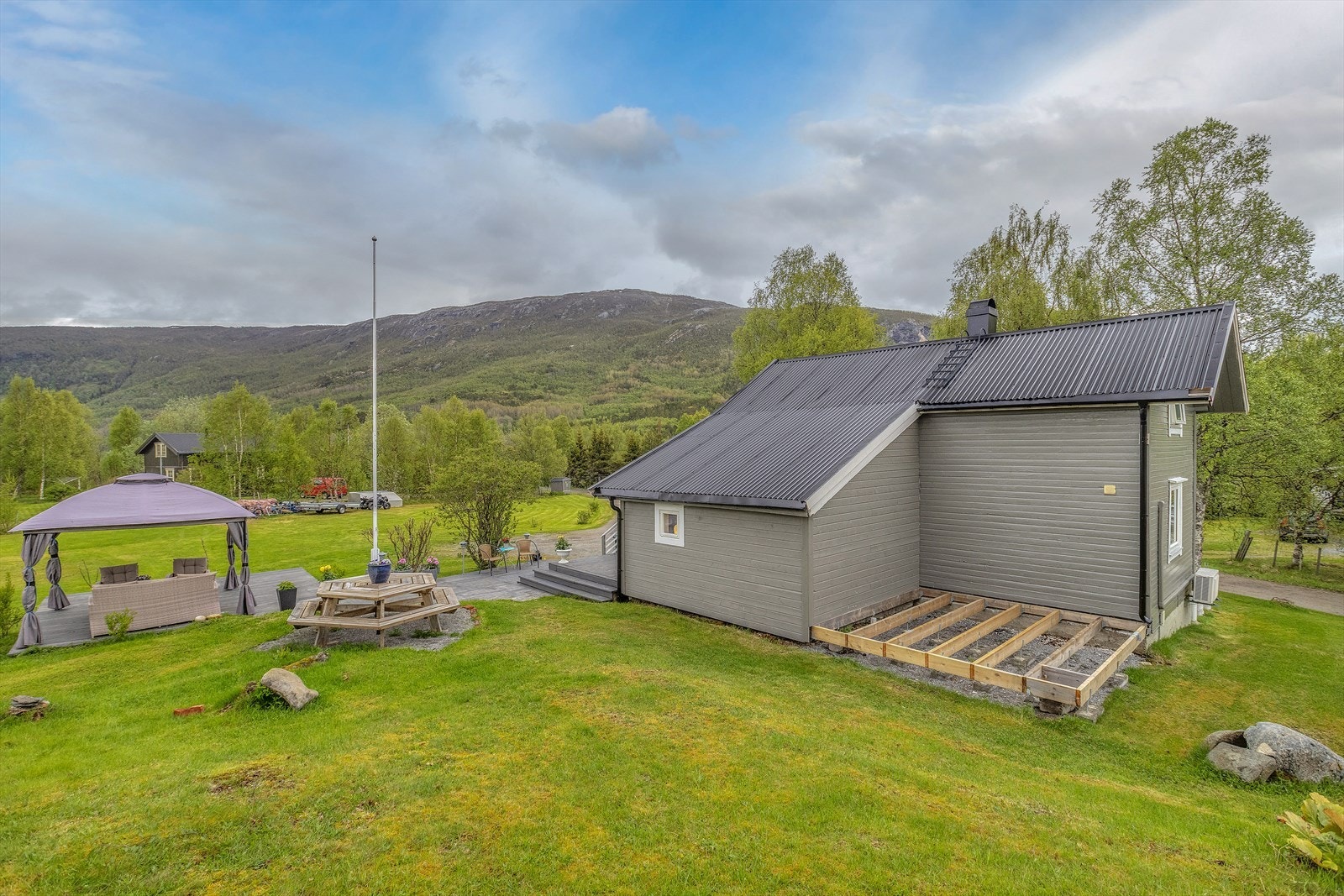 På baksiden og i front er det påbegynt ramverk med fundamentering på pilarer for tiltenkt tilbygg og veranda Galleribilde