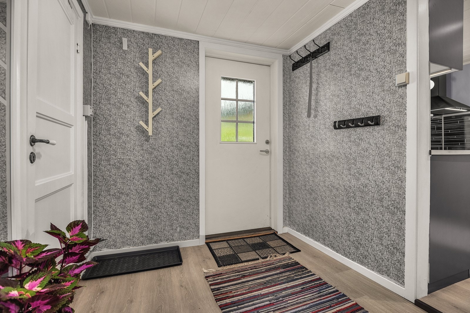 Romslig gang med videre adkomst til walk-in/garderoberom Galleribilde