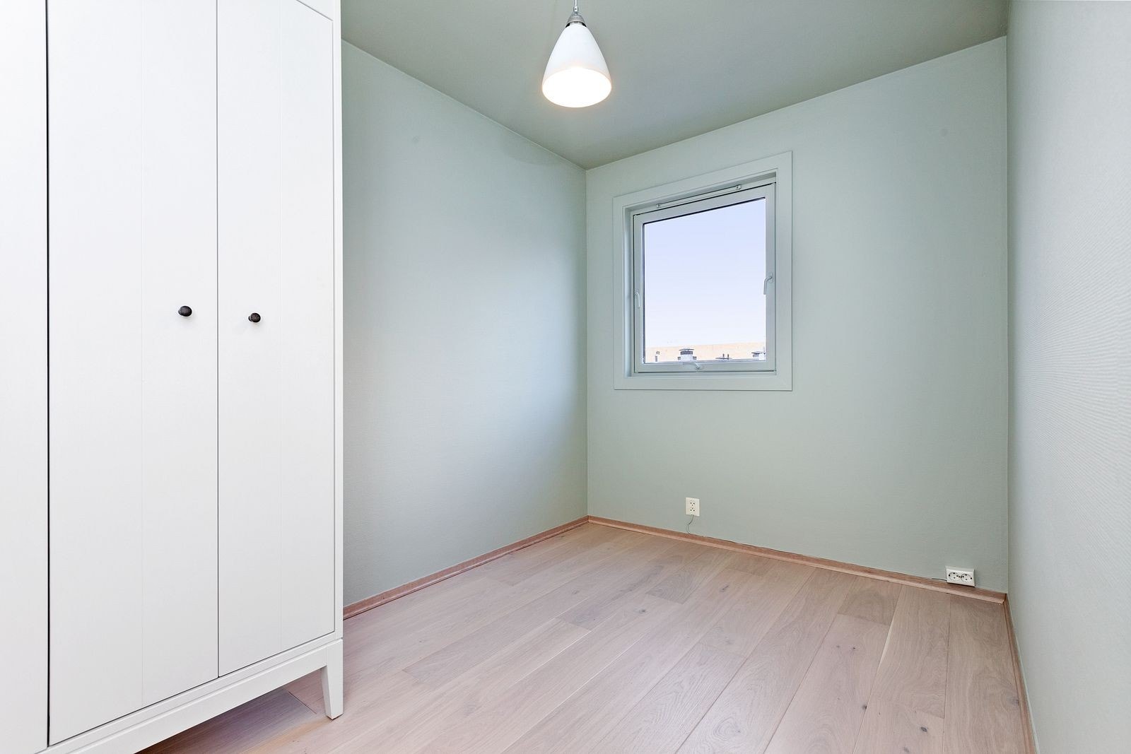 Soverom 2 med garderobe Galleribilde