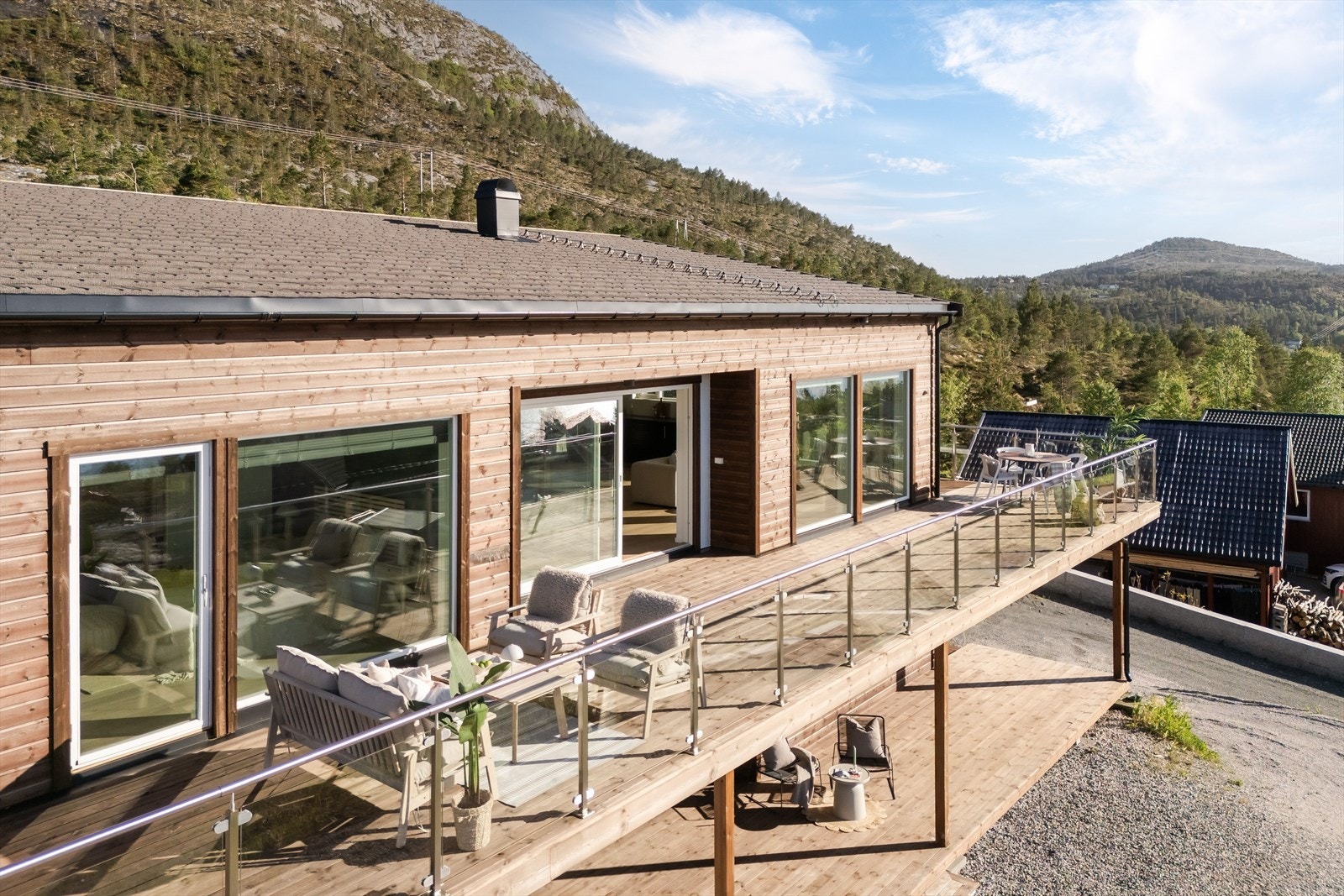 Sundfjellet ligger like i nærheten og er et populært turmål gjennom hele året. Galleribilde