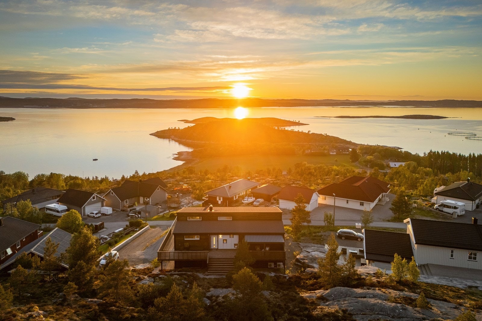 Her vil du få en fantastisk eiendom med utsøkt panoramautsikt mot skipsleia og strålende solforhold. Galleribilde