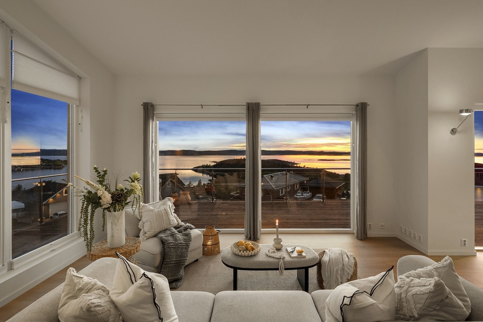Utsikten er til stede fra både kjøkken, spiseplass og sofasonen, og gir rommet en helt spesiell atmosfære gjennom dagen og kvelden. Galleribilde