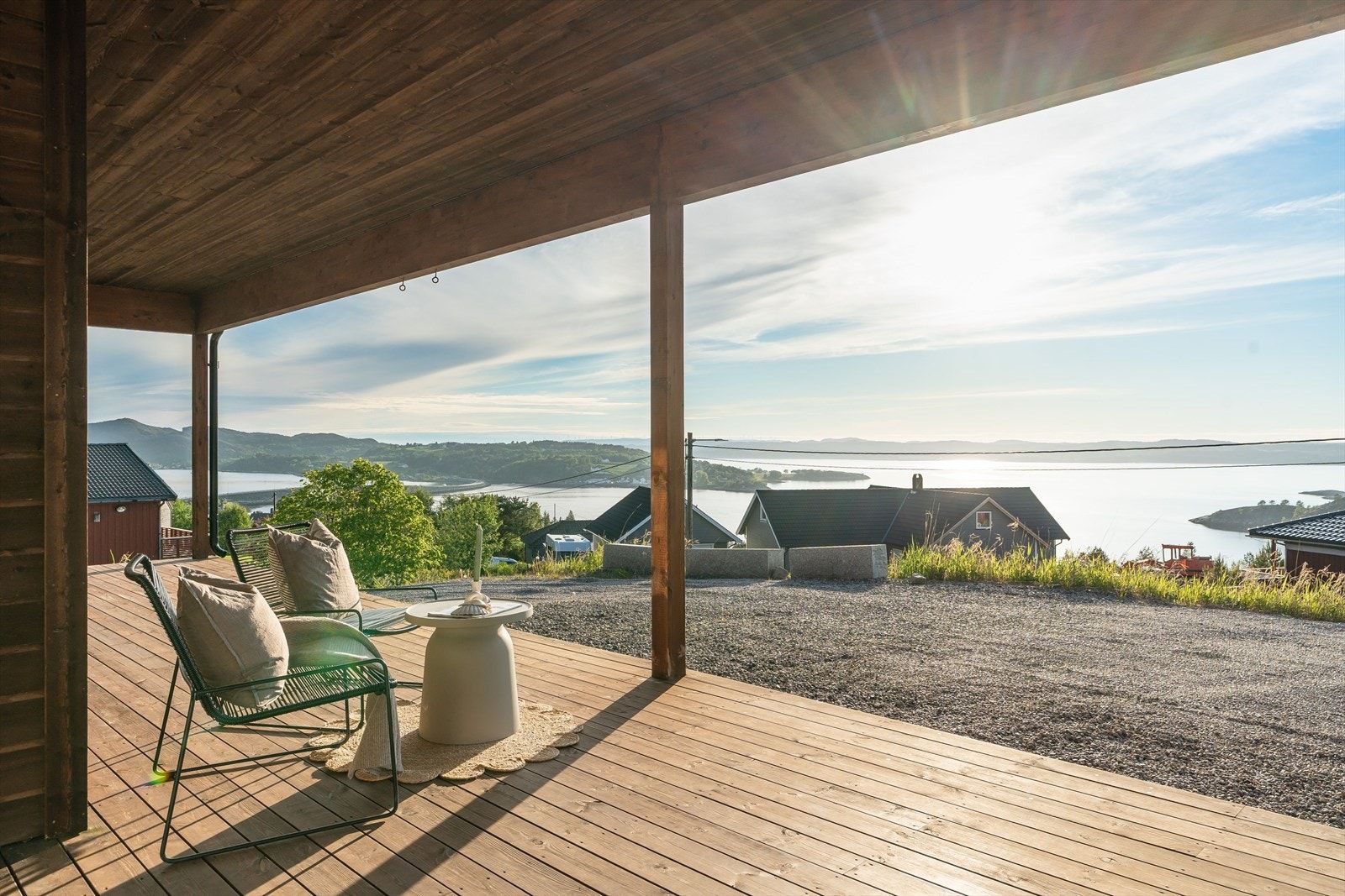 Ved inngangspartiet er det også en overbygd uteplass/pergola som gir en lun og skjermet sone. Galleribilde