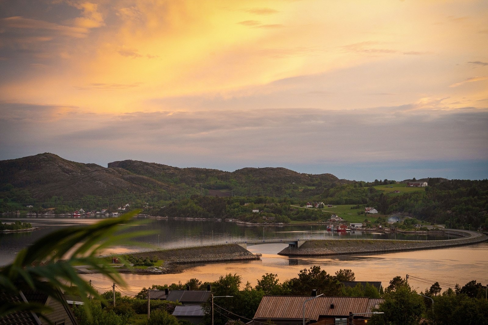 Det tar ca. 20 min å kjøre til Fillan, her har du tilgang til de fleste servicefunksjoner. Videre tar det ca. 50 min å kjøre til Orkanger og kun 1 time og 20 min å kjøre til Trondheim. Galleribilde