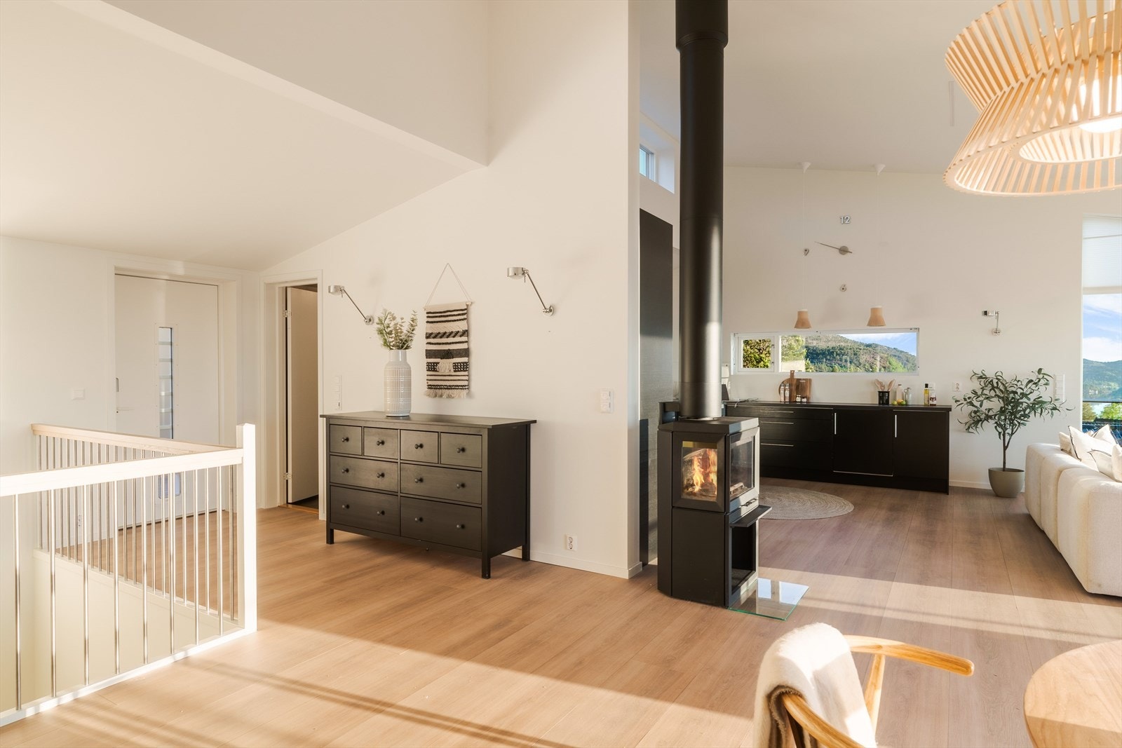 I tilknytning til trappegangen og entréen i andre etasje finner man et praktisk vaskerom. Galleribilde