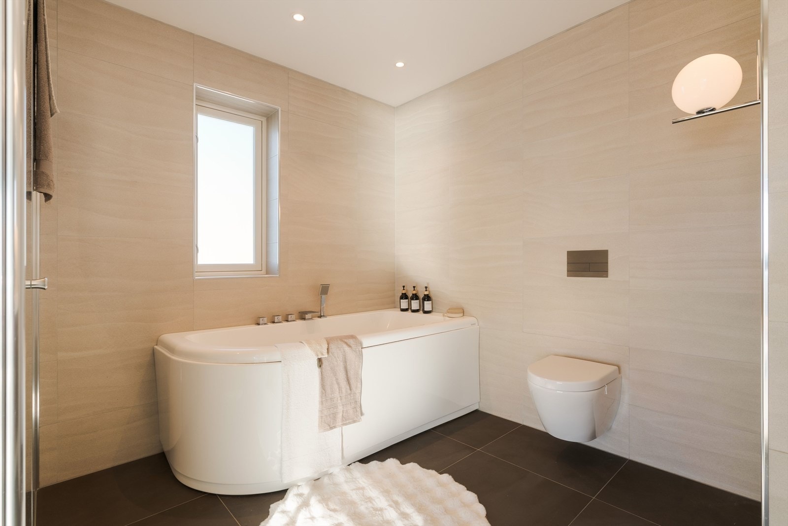 Badet har et stilrent uttrykk og god størrelse, noe som gjør det godt egnet for familier. Galleribilde