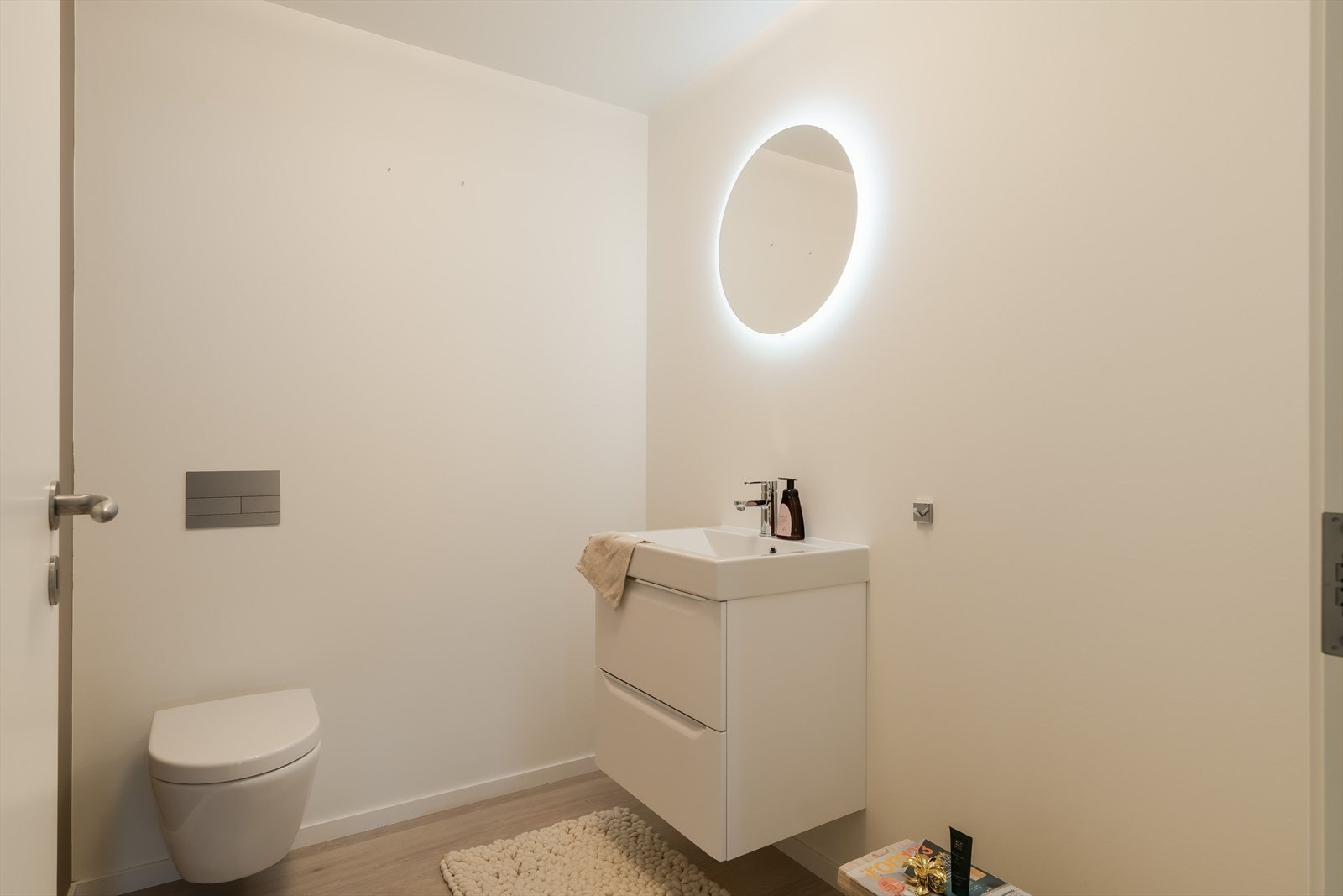 I tilknytning til gang/hall ligger et separat WC. Rommet er innredet med vegghengt toalett og servant, og fremstår i et lyst og enkelt uttrykk. En praktisk løsning for både hverdag og gjester. Galleribilde