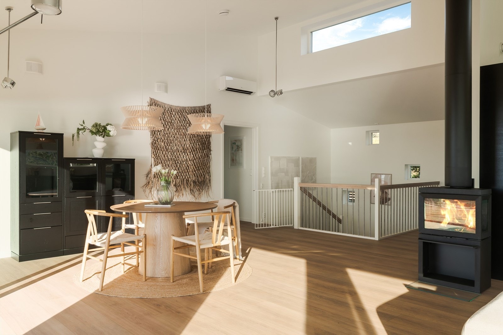 Huset er arkitekttegnet og har mange gode løsninger. Legg merke til vinduene i overgangen mellom vegg og tak, samt vinduene ned mot trappehullet. Galleribilde