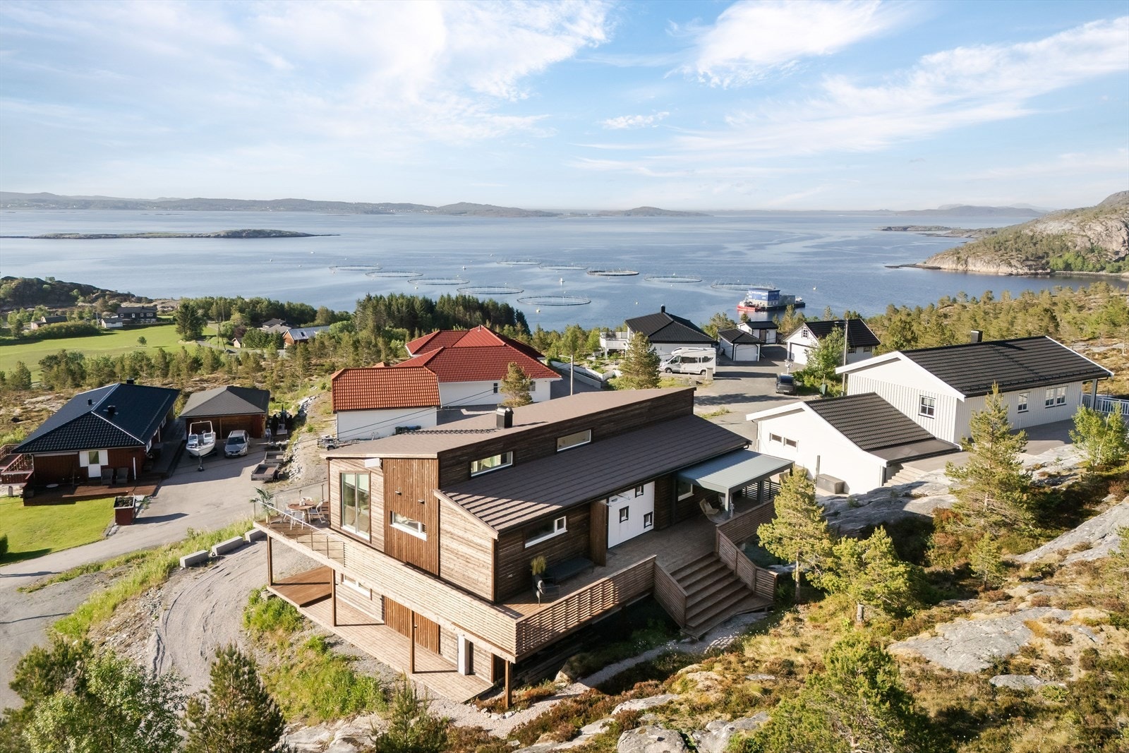 Med båt er det kort vei til populære serveringssteder som Magerøya, Knarren og Ansnes Brygger, som alle har fokus på lokale råvarer. Galleribilde
