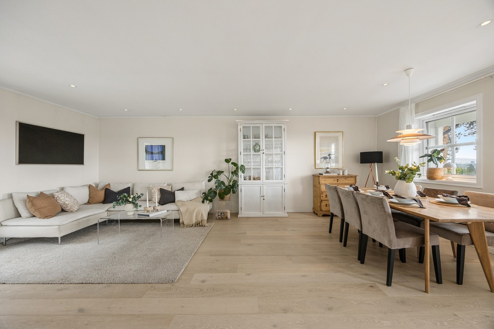 Plass til stor sofagruppe og spisebord Galleribilde