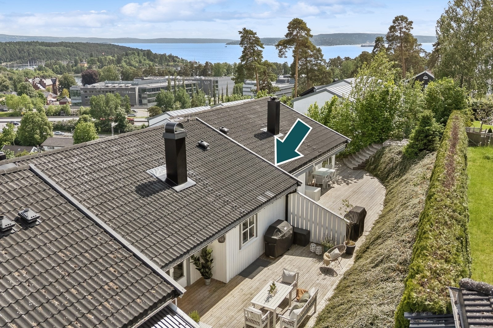 Boligen ligger på en høyde og har flott utsikt Galleribilde