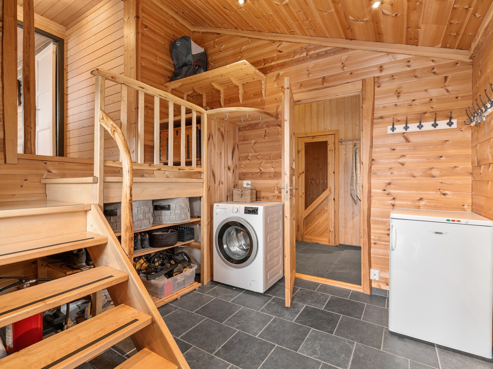 Opplegg og plass for vaskemaskin er etablert i entreen. Galleribilde