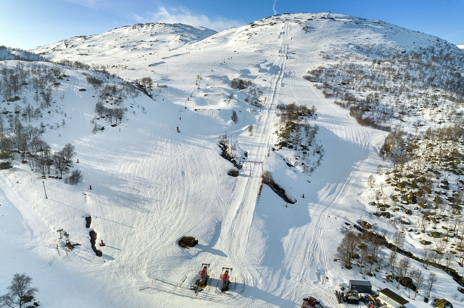 Stavtjørn Alpinsenter, omtrent 2 km unna, tilbyr barnetrekk, hovedtrekk, fjelltrekk og en skipark. Galleribilde