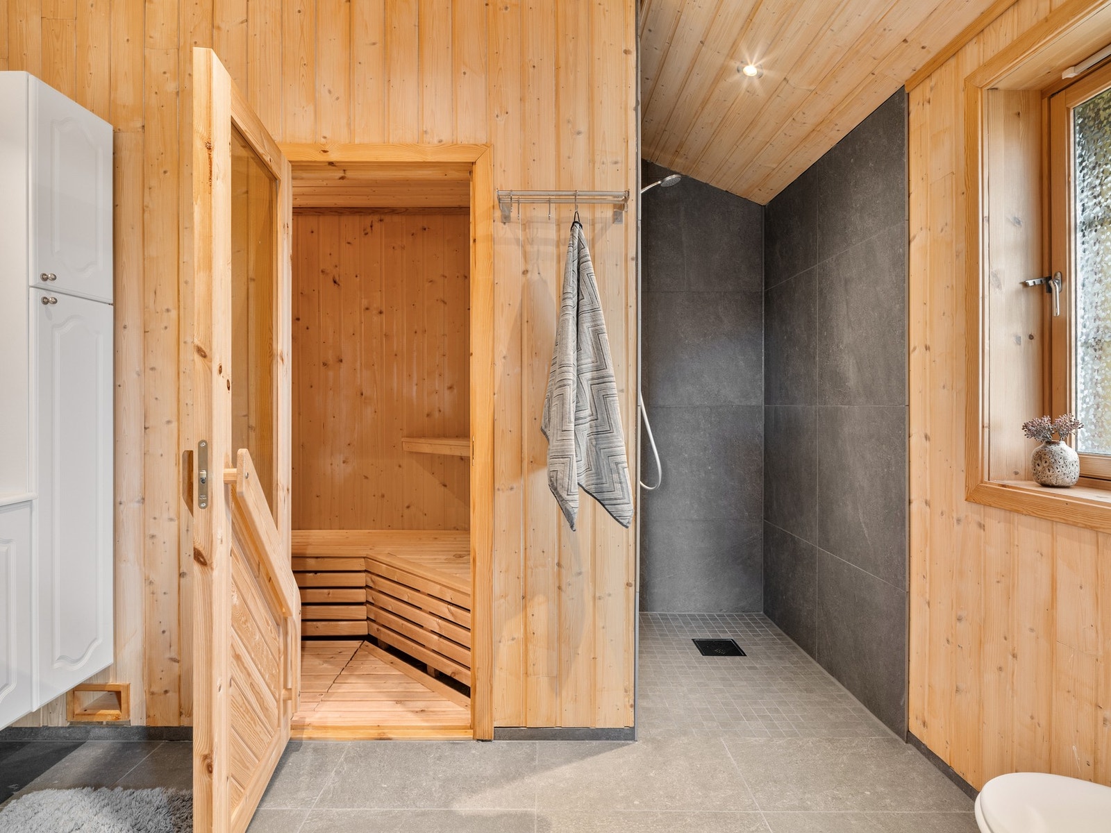 I tilknytning til badet finnes en badstue med plassbygd sittebenk og elektrisk badstueovn, som gir gode muligheter for avslapning. Galleribilde