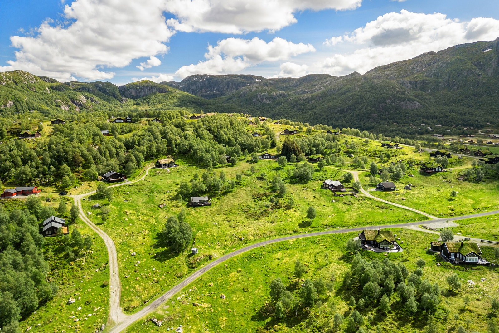 Området er en drøm for friluftsentusiaster, med varierte landskap som spenner fra imponerende dalfører med store innsjøer og fjell til åpne, lett tilgjengelige heier. Galleribilde