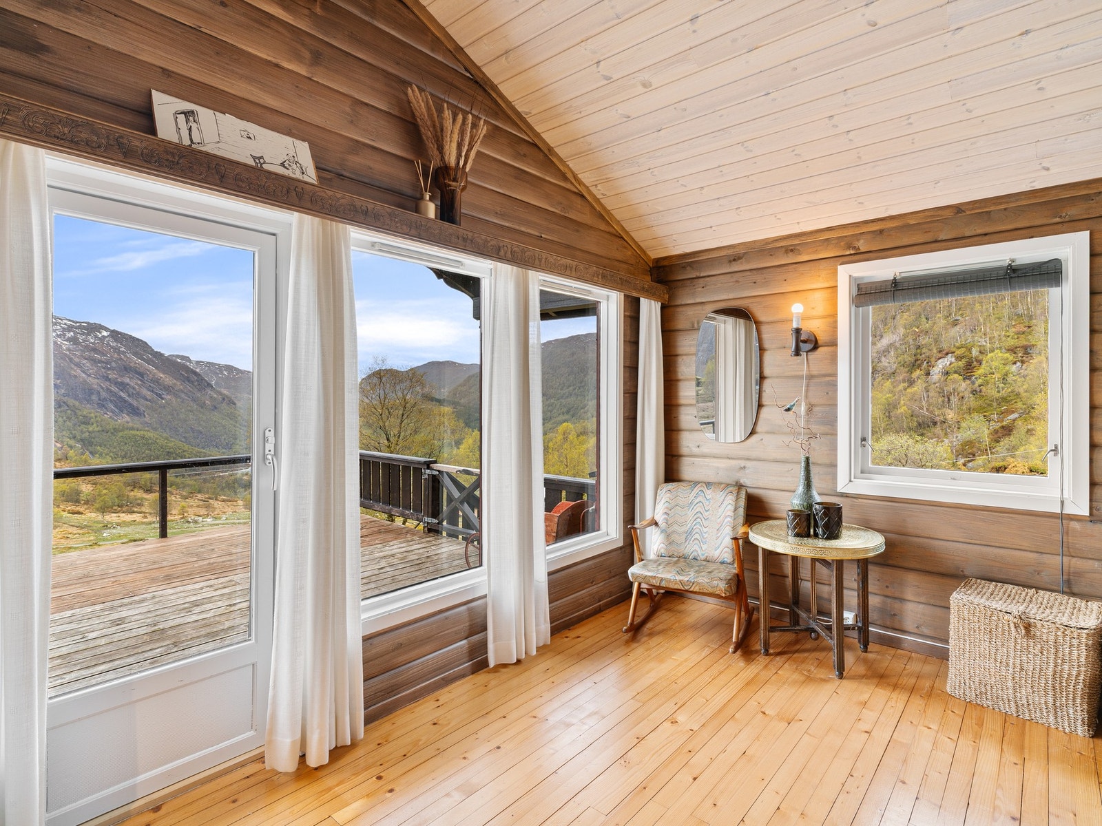 Store vindusflatene sørger for rikelig med naturlig lys og flott utsikt over Austrumsdalen Galleribilde