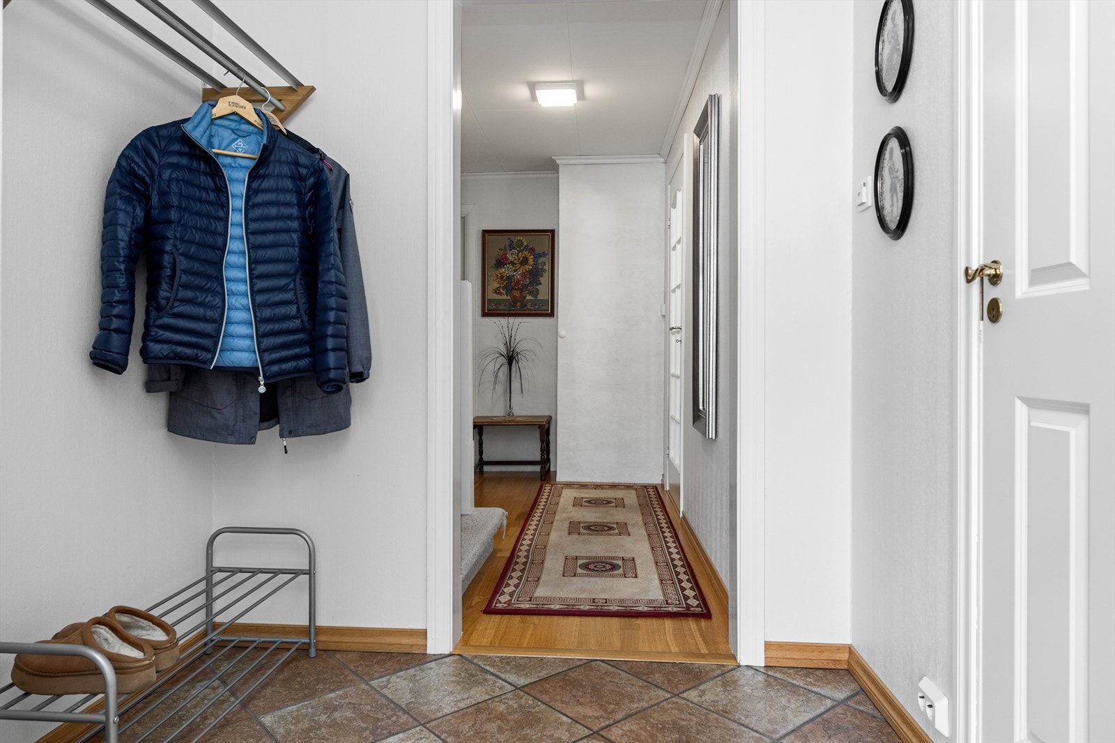 Vindfanget leder inn til en sentral hall som knytter sammen rommene i første etasje. Galleribilde