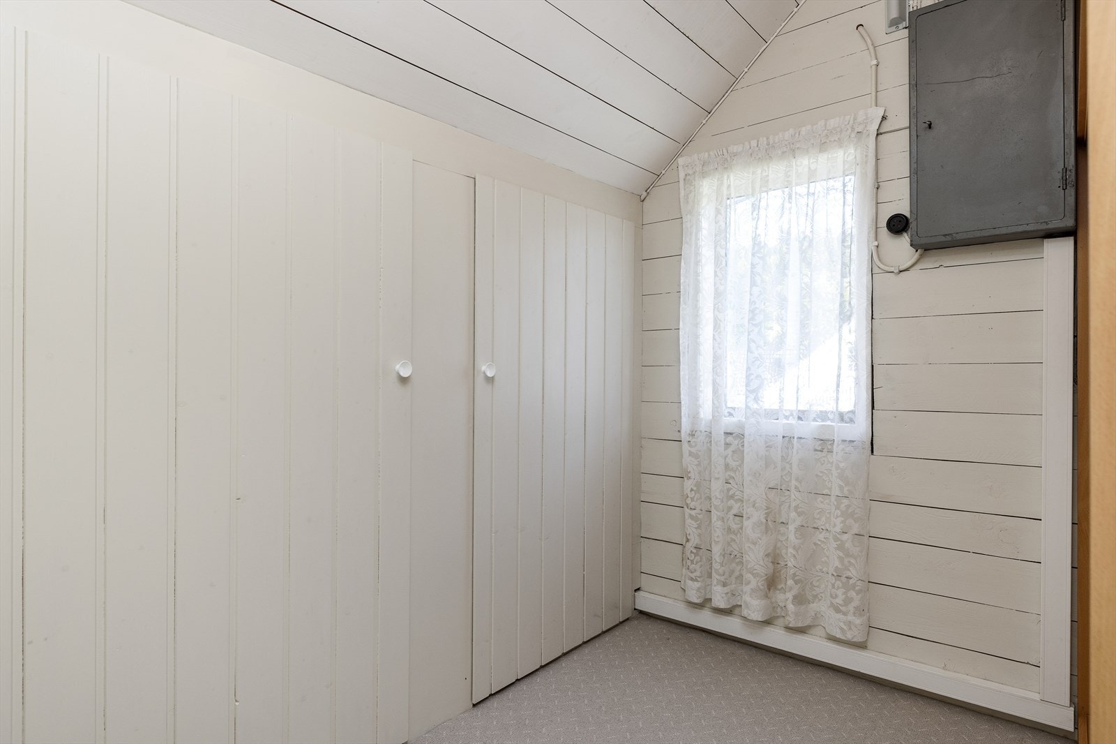 Loftet har flere kott som gir gode lagringsmuligheter. Galleribilde