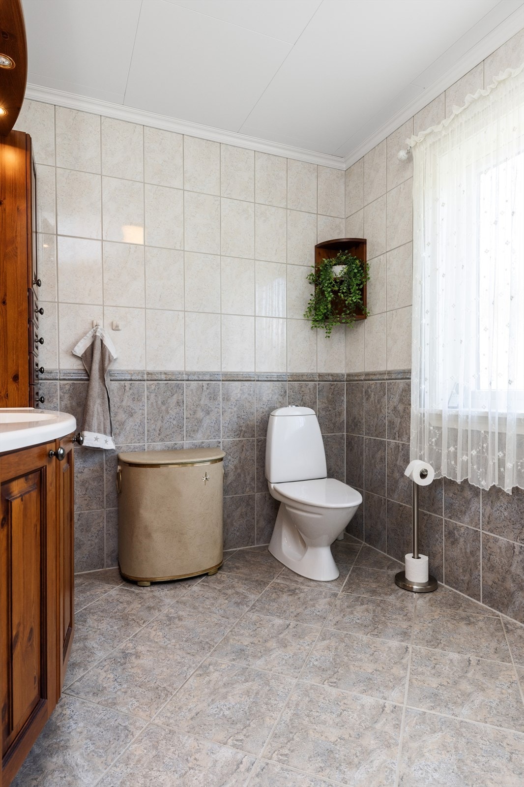 Badet i første etasje ble etablert i 2006 og har flislagt gulv og vegger. Galleribilde