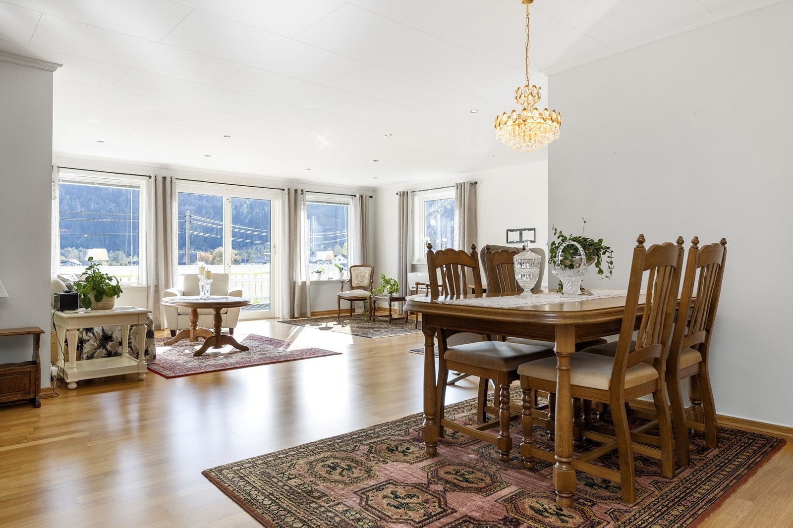 Innholdsrik enebolig med stor terrasse, dobbelgarasje og separat uthus (Ikke byggemeldt). Galleribilde