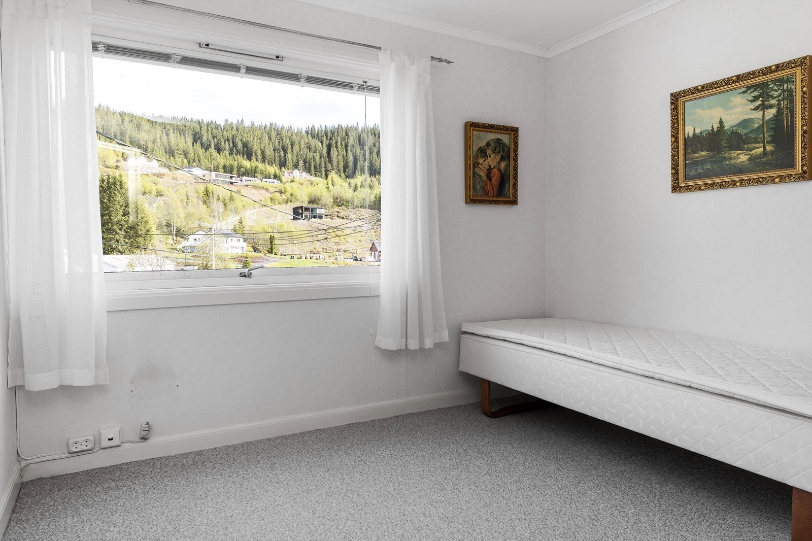 Loftsetasjen har eldre tredører og finérdører. Galleribilde