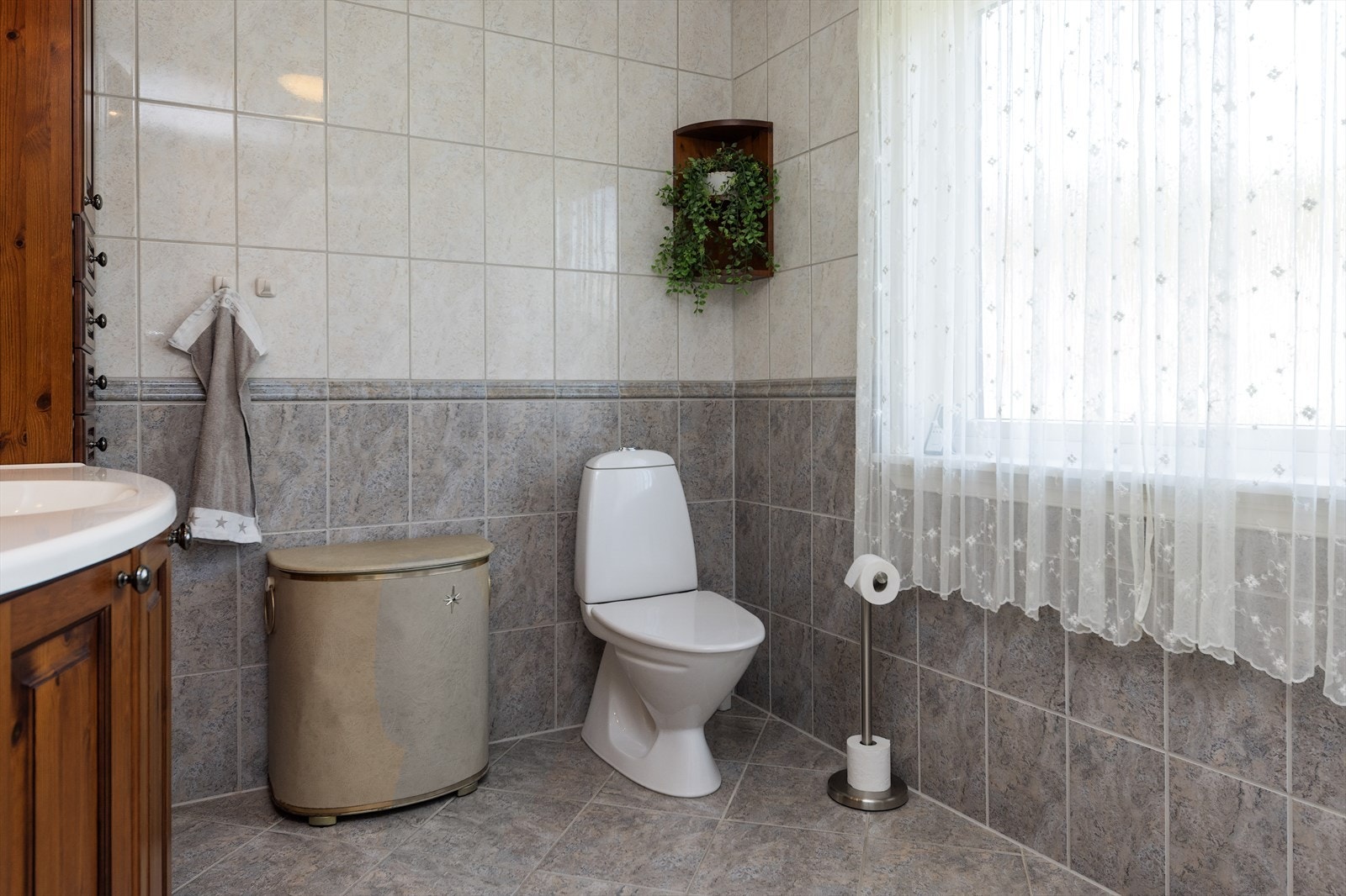 Badet er innredet med toalett og dusjkabinett. Galleribilde