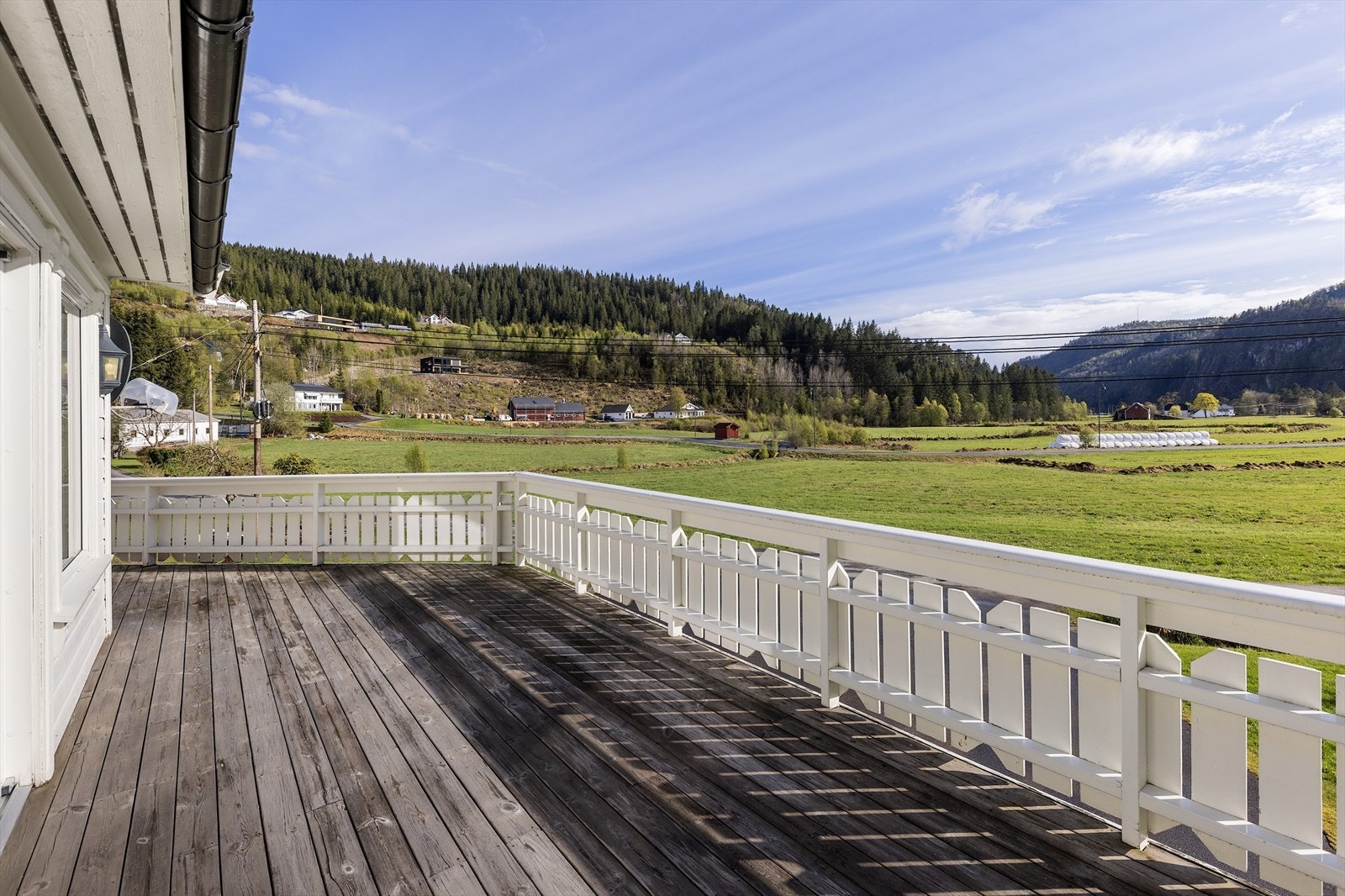 Terrassen har god plass til utemøbler og utsikt over det omkringliggende kulturlandskapet. Galleribilde