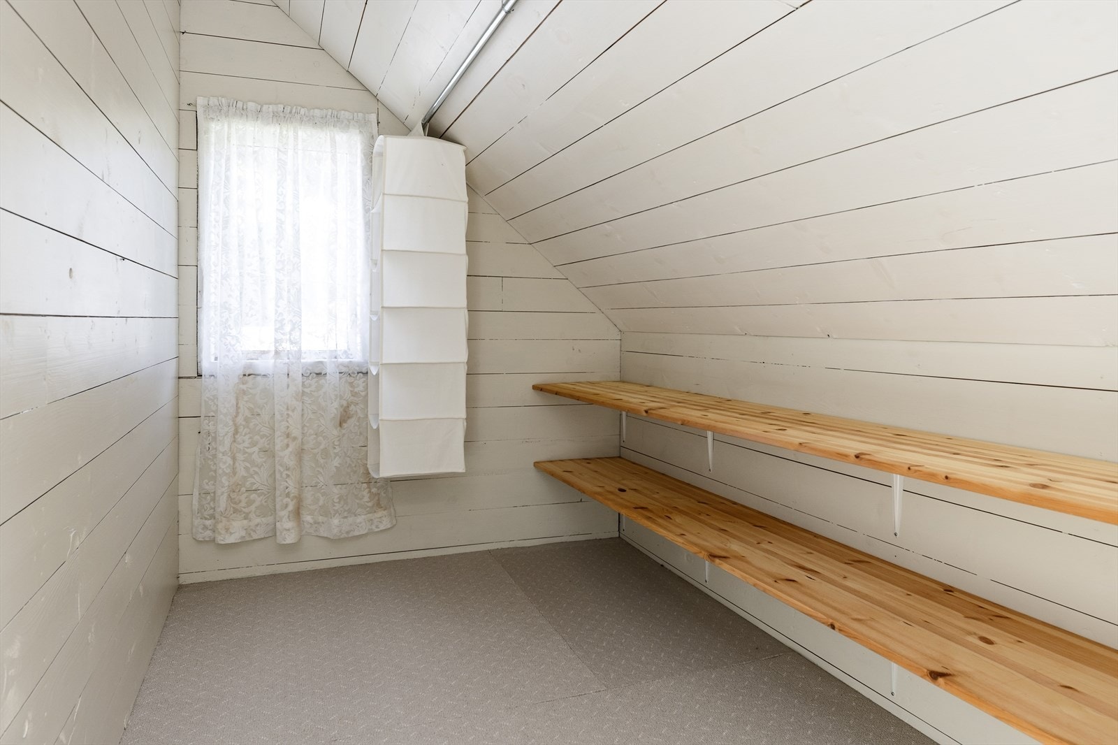 Praktiske lagringsløsninger under skråtaket på loftet. Galleribilde