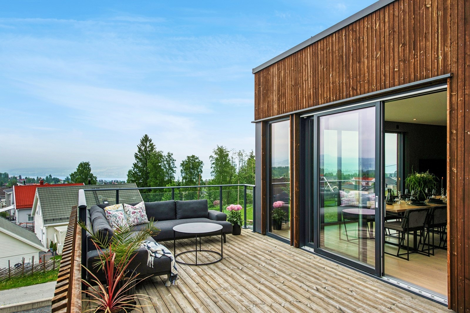 Heve-skyvedør i tre med 3-lags isolerglass gir en sømløs overgang mellom inne og ute. Galleribilde